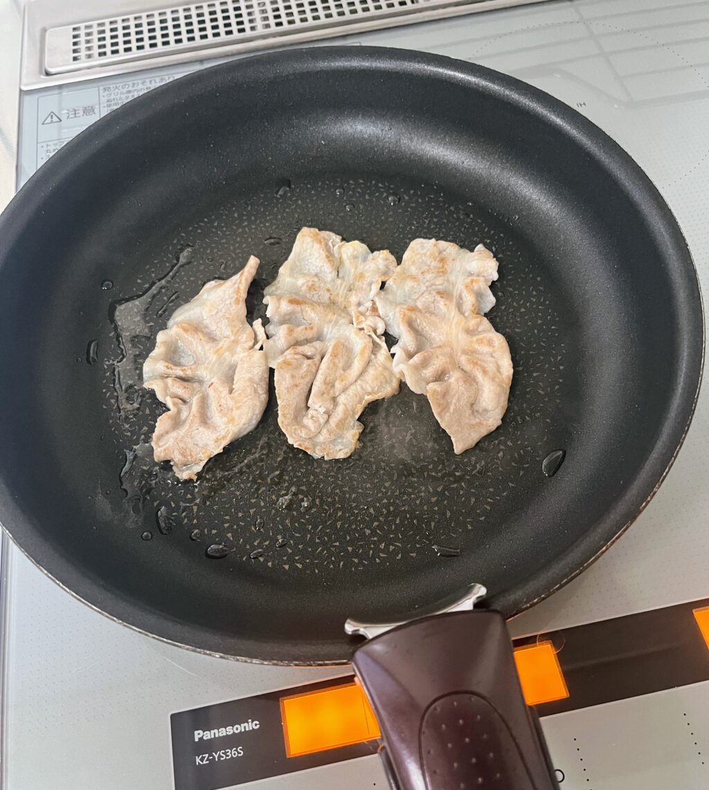 ③ フライパンで豚バラを焼く